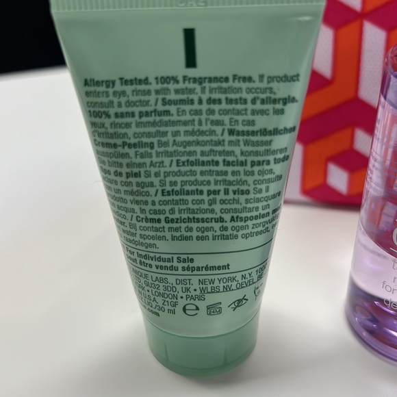 Clinique bundle with cosmetics bag - Picture 4 of 7